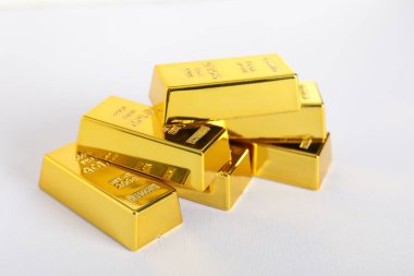 Beyaz arkaplanda parlak altın çubuklar, yakın plan