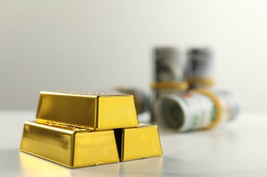 Gri arka planda parlak altın külçeler, yakın plan. Metin için boşluk