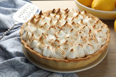 Masada nefis ev yapımı kremalı pasta, yakın plan.