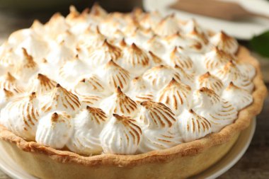 Masada nefis ev yapımı kremalı pasta, yakın plan.