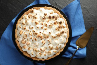 Siyah desenli masa üzerinde nefis kremalı pasta ve kek servisi.