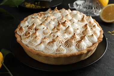 Siyah masada nefis kremalı pasta, yakın plan.