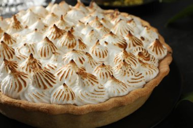 Masada nefis ev yapımı kremalı pasta, yakın plan.