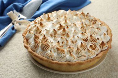 Bej desenli masada nefis kremalı turta, yakın plan.