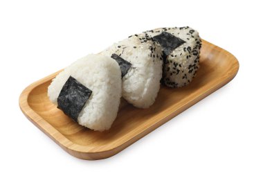Pirinç topları (onigiri) beyaz üzerine izole edilmiş. Geleneksel Japon yemeği