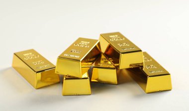 Açık arkaplanda parlak altın çubuklar, yakın plan