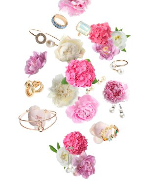 Parlak bijouterie ve güzel çiçekler beyaz arka planda hava