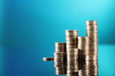 Açık mavi ayna yüzeyine yığılmış paralar, yakın plan. Metin için boşluk