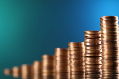 Renkli ayna yüzeyinde para yığınları, yakın plan