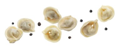 Lezzetli haşlanmış hamur köftesi (pelmeni) ve beyaz arka plana düşen biberli mısır.