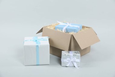 Işık arkaplan üzerinde hediye kutuları olan paket