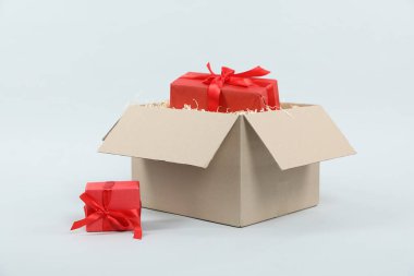 Işık arkaplan üzerinde hediye kutuları olan paket