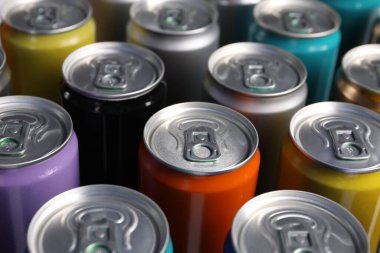 Arka plan olarak birçok alüminyum içecek kutusu, yakın plan