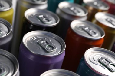 Arka plan olarak birçok alüminyum içecek kutusu, yakın plan