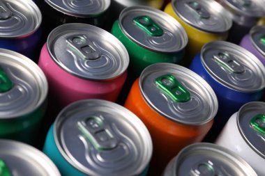 Arka plan olarak birçok alüminyum içecek kutusu, yakın plan