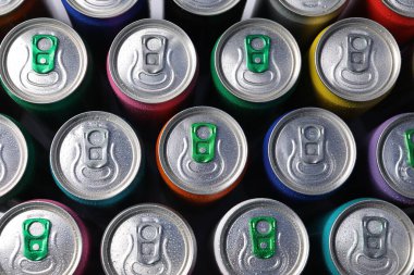 Arka plan olarak birçok alüminyum içecek kutusu, üst görünüm