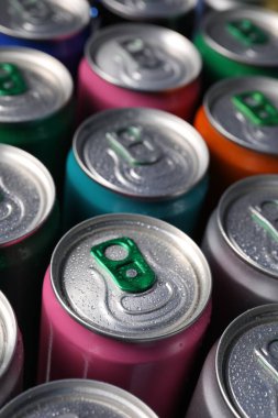 Arka plan olarak birçok alüminyum içecek kutusu, yakın plan