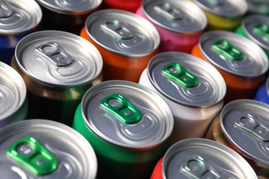 Arka plan olarak birçok alüminyum içecek kutusu, yakın plan