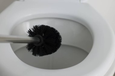 Siyah fırçayla klozet temizleme, yakın plan.