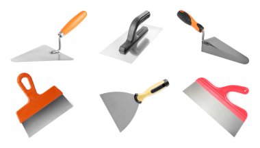 Oyuncak bıçaklar ve malalar beyaz sette izole edilmiş. Yapı aracı