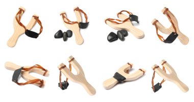 Beyaz zemin üzerinde çakıl taşları olan tahta sapan, kolaj. Farklı taraflardan görünümler