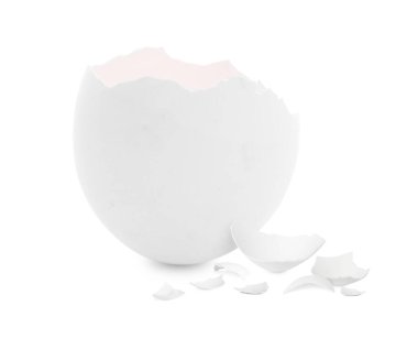 Beyaz arka planda kırılmış yumurta kabuğu parçaları.