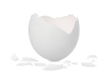 Beyaz arka planda kırılmış yumurta kabuğu parçaları.