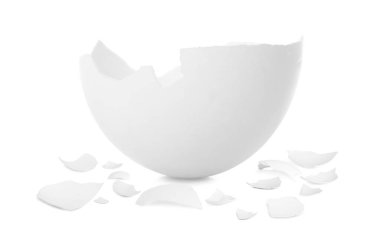 Beyaz arka planda kırılmış yumurta kabuğu parçaları.