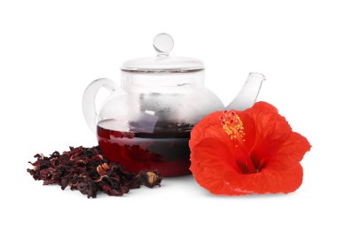 Taze demlenmiş amber çayı ve beyaz üzerine izole edilmiş kırmızı çiçek.