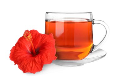 Taze demlenmiş amber çayı ve beyaz üzerine izole edilmiş kırmızı çiçek.