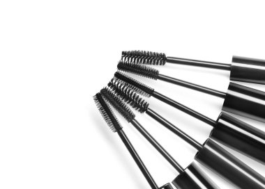 Beyaz arka planda farklı rimel fırçaları, set. Üst görünüm