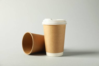 Gri arkaplan kapaklı kağıt bardaklar. Tasarım için model