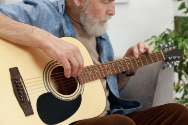Rahatlatıcı hobi. Evde gitar çalan son sınıf öğrencisi, seçici odaklı.