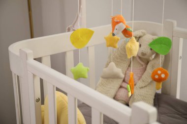 Bebek arabalı beşik çocuk odasında, yakın plan.