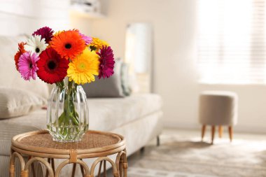 Evdeki masada bir buket güzel Gerbera çiçeği. Metin için boşluk