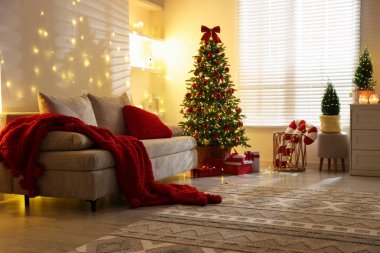 Güzel Noel ağacı ve odadaki diğer dekorlar. Şenlikli iç tasarım