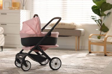 Bebek arabası odada, mesaj için yer var. Çocuk oyuncağı.