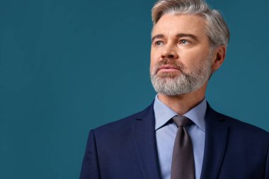 Mavi arka planda ceketli bankacı, metin için boşluk