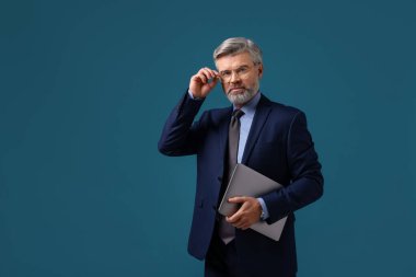Mavi arkaplanda dizüstü bilgisayarı olan bankacı, metin için boşluk