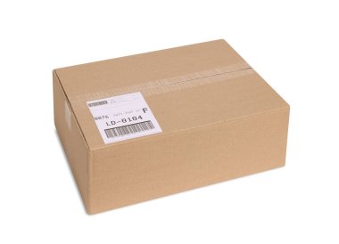 Bir paket beyaz kargo etiketi ile izole