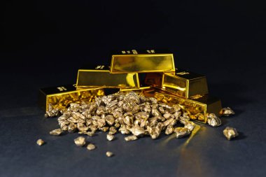 Siyah masada altın külçeler ve külçeler