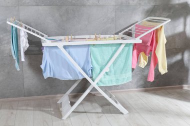 Evde temiz çamaşırlarla kuru askı.