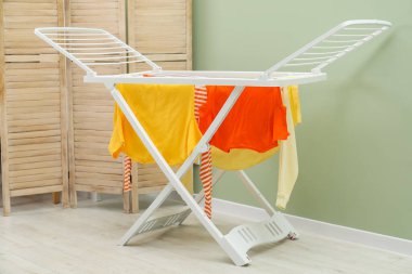 Evde temiz çamaşırlarla kuru askı.