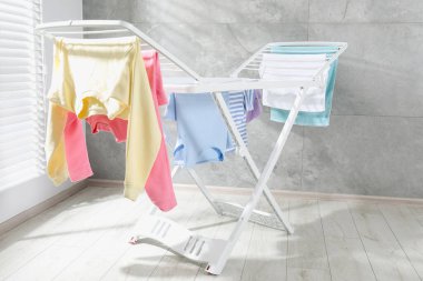 Evde temiz çamaşırlarla kuru askı.