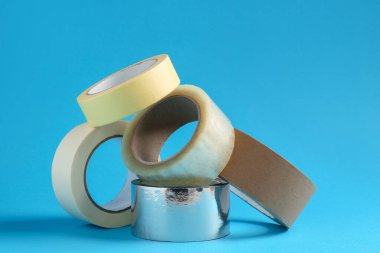 Açık mavi arkaplanda farklı bantların ruloları