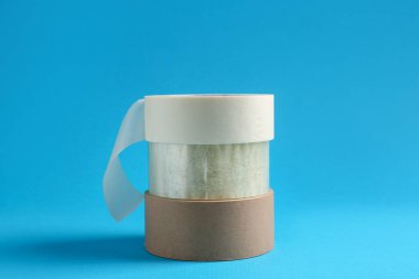 Açık mavi arkaplanda farklı bantların ruloları