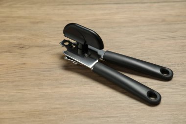 Bir konserve açacağı ahşap masada, yakın plan.