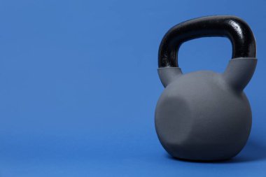Mavi arka planda bir çaydanlık çanı. Metin için boşluk
