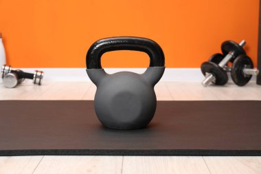 İçerde bir tane kettlebell var. Spor malzemeleri.