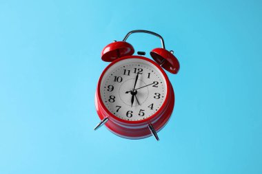 Açık mavi zemin üzerinde kırmızı alarm saati